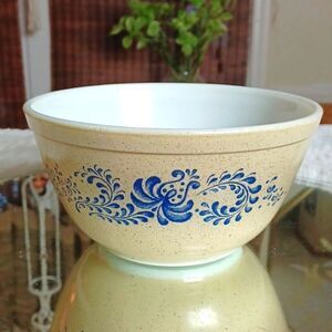 PYREX  Homestead Tan  & Blue  402 1.5 Quart Vintage Mixing‎ Bowl